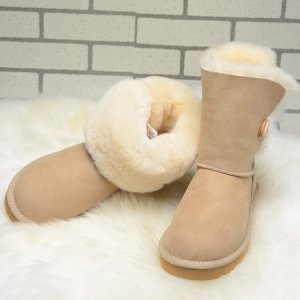 UGG Bailey Button