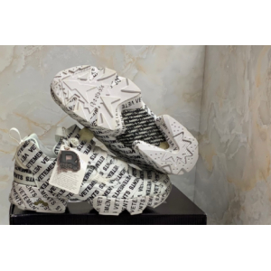 Reebok Insta Pump Fury x Vetements (белые с черными надписями)